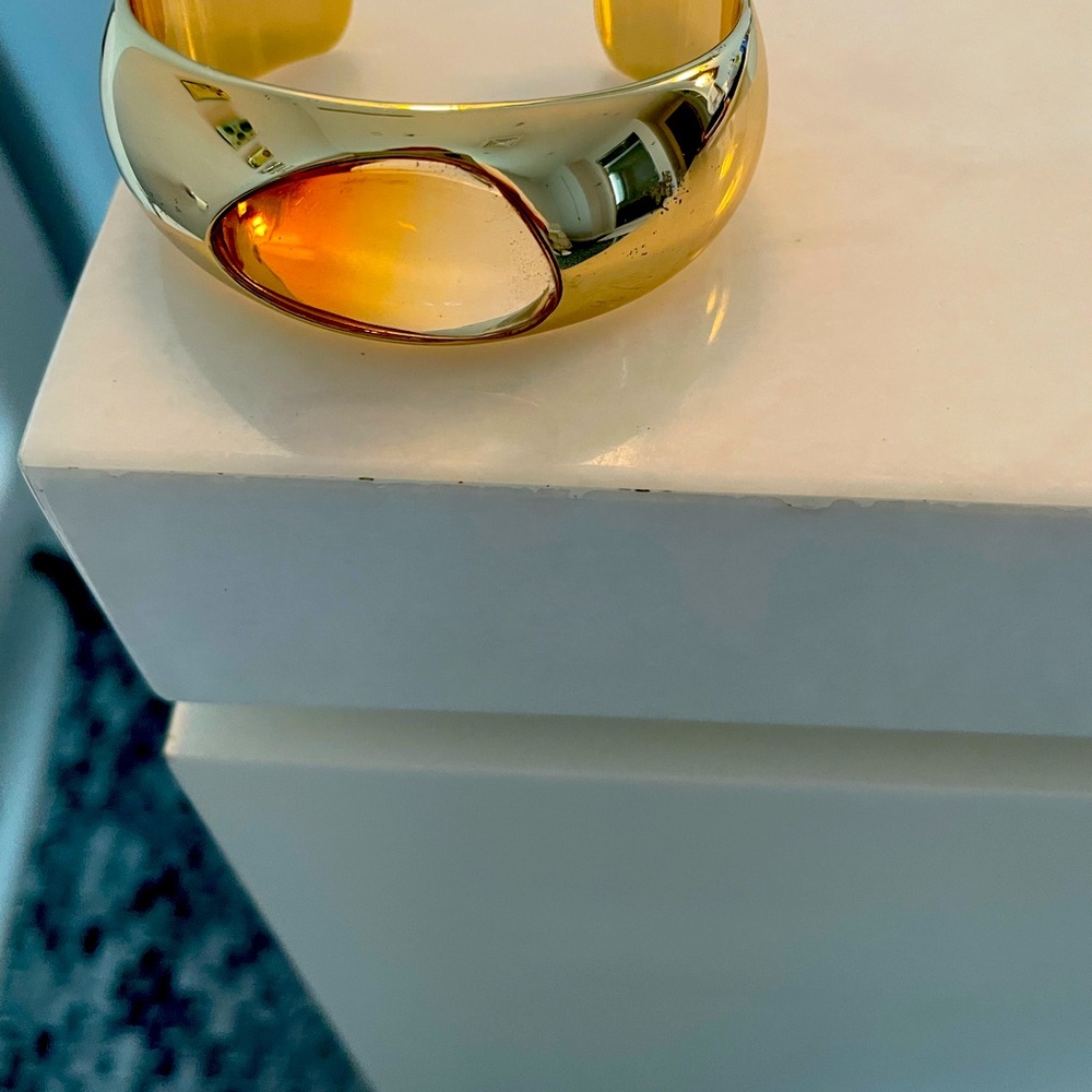 This gorgeous fold bangle fits all. Is one size.